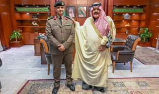 ​أمير حائل يقلّد نائب مدير شرطة منطقة حائل رتبته الجديدة