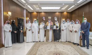 سمو أمير منطقة حائل يتسلم شهادة الآيزو التي حصل عليها تجمع حائل الصحي