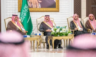 سمو أمير حائل يستقبل جموع المواطنين والمسؤولين في جلسته الاثنينية.