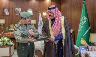 سمو أمير منطقة حائل يتسلم التقرير الإحصائي ‏السنوي لجوازات المنطقة للعام 1443هـ