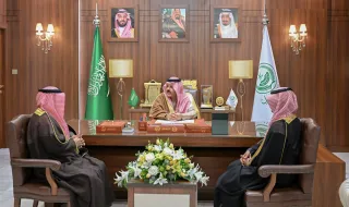 أمير حائل يستقبل مدير إدارة التحريات الإدارية بالمنطقة سابقاً والمدير المعين حديثاً