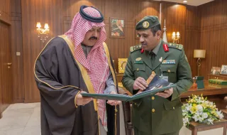 أمير حائل يتسلم التقرير السنوي لأعمال وخدمات الجوازات بالمنطقة