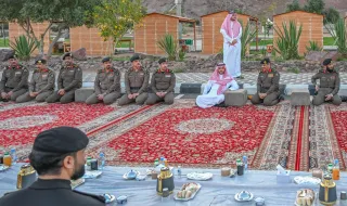 نائب أمير حائل يشارك رجال الأمن إفطارهم في الميدان