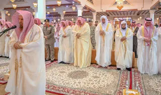 أمير منطقة حائل ونائبه يؤديان صلاة عيد الفطر المبارك