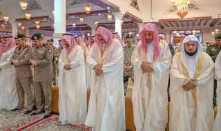 أمير منطقة حائل ونائبه يؤديان صلاة عيد الأضحى المبارك