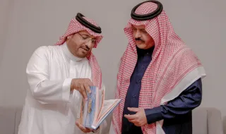 أمير منطقة حائل يتسلم التقرير الإعلامي الختامي لرالي حائل تويوتا الدولي في عامه الـ19