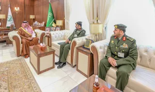 الأمير عبدالعزيز بن سعد يقلد الزارع والعبيد رتبتيهما الجديدتين بجوازات منطقة ‏حائل