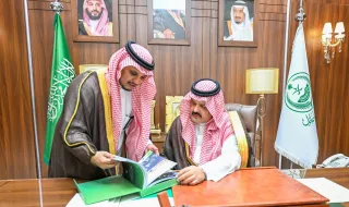 أمير حائل يتسلم التقرير الإعلامي النصف سنوي الأول للمشاريع المنجزة لأمانة المنطقة