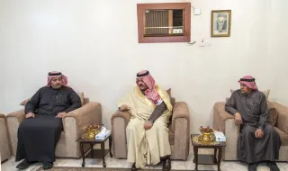 أمير منطقة حائل يقدم واجب العزاء لأسرة العوفي في وفاة والدهم